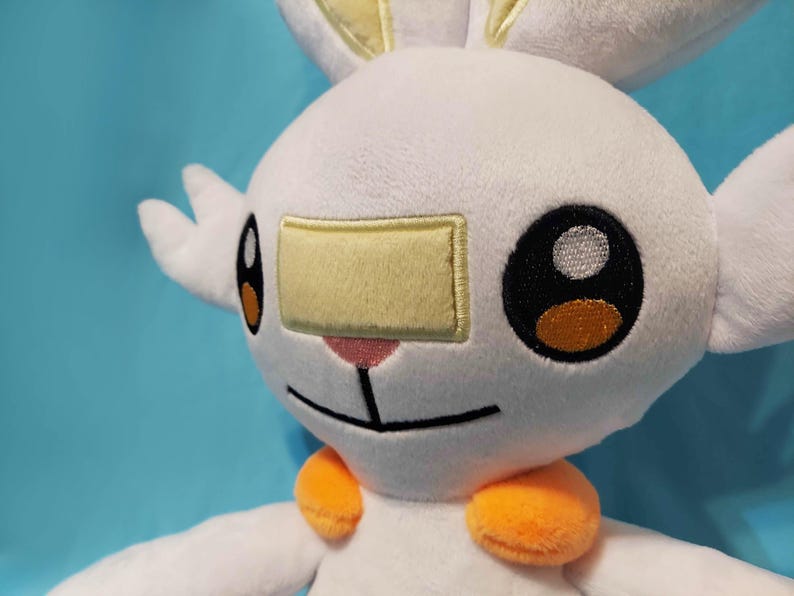 Glänsande Scorbunny Pokémon Lifesize Plysch - Anime-inspirerad handgjord plyschgosedjur samlarobjekt = Kawaii present till gamer bild 3