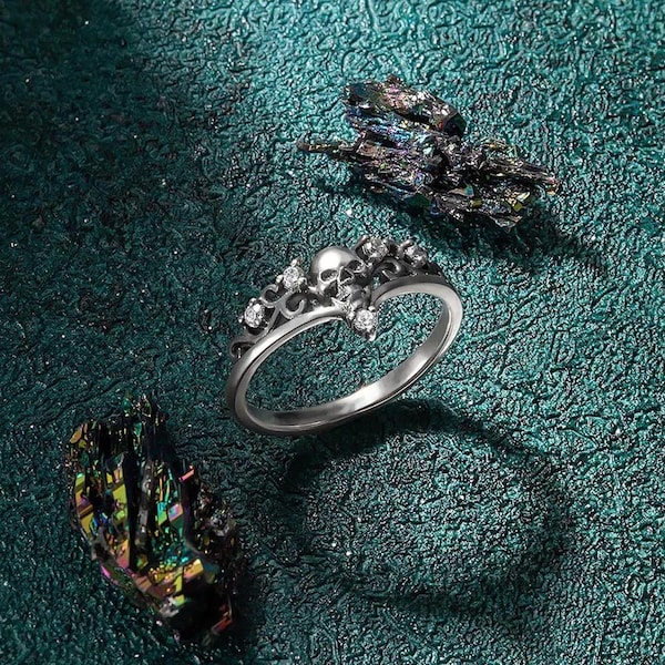 Anillo de calavera de plata esterlina personalizado / Joyería gótica con piedra de nacimiento