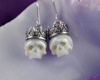 Sterling Silber Perle Schädel Ohrringe mit Kronen | Gothic Skelett Schmuck
