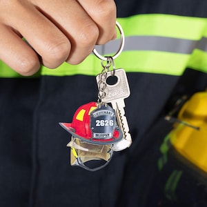 Portachiavi personalizzato con casco da pompiere: nome e numero personalizzati, ciondolo per auto in acciaio inossidabile