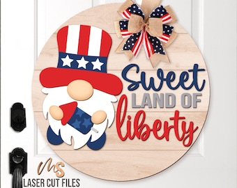 Colgador de puerta de gnomo del 4 de julio (SVG) - Archivos cortados con láser del 4 de julio - Letrero de bienvenida patriótico (SVG) - Letrero de puerta del 4 de julio (SVG) - Glowforge Cricut