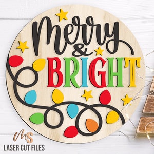 Christmas Lights Door Hanger SVG - Merry And Bright Svg - Placa de boas-vindas de Natal Svg - Arquivos cortados a laser - Arquivos Glowforge - Cricut Silhouette