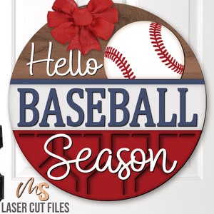 Letrero SVG de "Hola temporada de béisbol" - Colgador de puerta de béisbol SVG - Béisbol SVG - Archivos cortados con láser - Letrero de puerta de béisbol - Archivos Glowforge Cricut