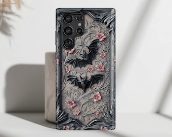 Może przedstawiać: Czarne etui na telefon z detalicznym wzorem nietoperzy i kwiatów. Etui ma wystający element z aparatem z trzema obiektywami.
