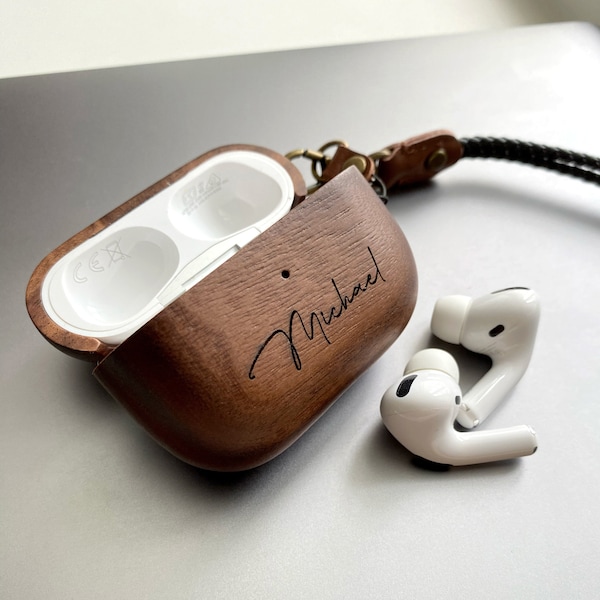 Individuell gravierte Airpods-Hülle aus Holz mit personalisierten Namensinitialen. Für AirPods Gen 1, 2, 3 & AirPods Pro 1, 2