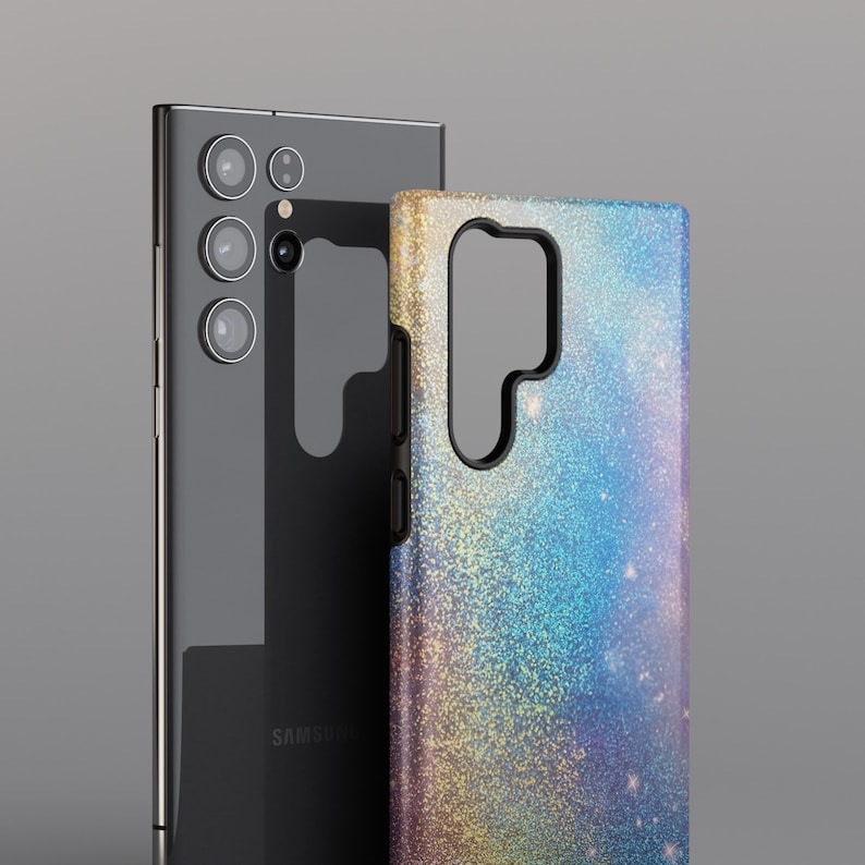 Może przedstawiać: Czarne etui na telefon Samsung z błyszczącym niebieskim i złotym wzorem. Etui wykonane jest z wytrzymałego materiału i ma chronić telefon przed zarysowaniami i wstrząsami.