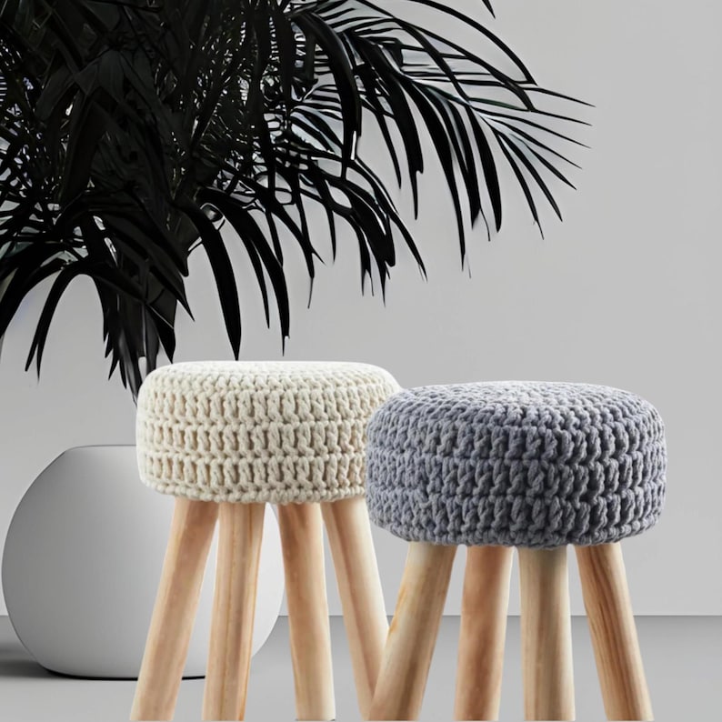 Puede incluir: Dos otomanas de punto con patas de madera. Una otomana es de color crema y la otra es gris.