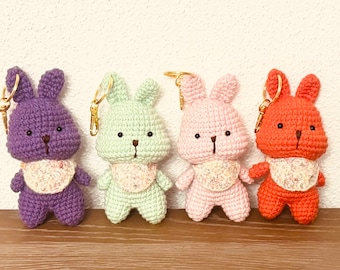 handgefertigte gehäkelte Hasen. Anhänger, Geschenk, Spielzeug, Geburtstagsgeschenk, Glücksbringer Amigurumi