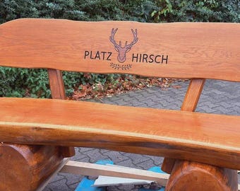 Gartenbank mit Gravur PLATZHIRSCH aus Massivholz | Sitzbank aus Eiche | rustikale Holzbank | Eichenbank | handgefertigt mit Gravur