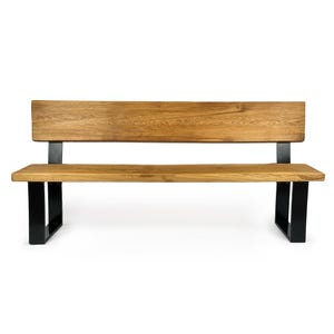 K&ouml;nnte beinhalten: Eine Holzbank mit R&uuml;ckenlehne und schwarzen Metallbeinen. Die Bank ist aus Naturholz mit rustikalem Finish.