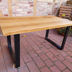 Woodhood matbord / trädgårdsbord, tillverkat av massiv ek och en robust stålram, massivt träbord, oljat, lämpligt för inomhus- och utomhusbruk, träbord bild 4