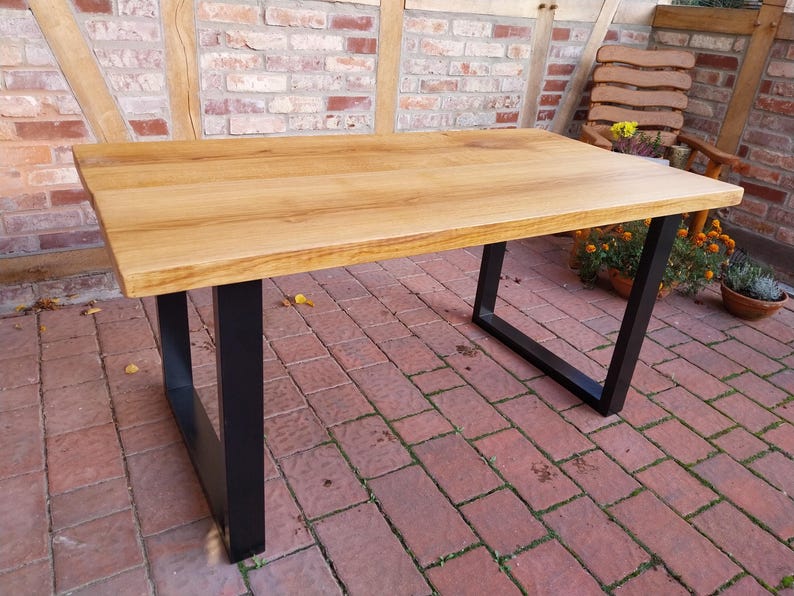 Woodhood matbord / trädgårdsbord, tillverkat av massiv ek och en robust stålram, massivt träbord, oljat, lämpligt för inomhus- och utomhusbruk, träbord bild 4