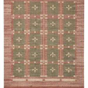 Könnte beinhalten: Rechteckiger Teppich mit geometrischem Muster. Der Teppich hat einen hellroten Rand und Hintergrund mit einem Raster aus olivgrünen Quadraten. Jedes Quadrat enthält ein weißes Kreuzdesign. Der Teppich hat einen Fransenrand.