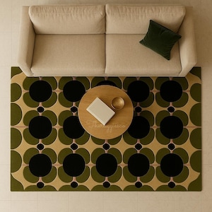 Könnte beinhalten: Draufsicht auf ein Wohnzimmer-Arrangement mit einem beigen Sofa, einem runden Holztisch mit einem Buch und einer Schale sowie einem Teppich mit grünem und schwarzem Blumenmuster. Ein dunkelgrünes Kissen liegt auf dem Sofa.