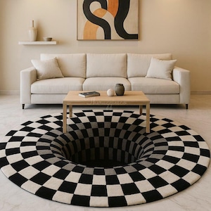 Op de afbeelding: Een ronde vloerkleed met een zwart-wit geblokt patroon dat een optische illusie van een gat creëert. Het kleed staat in een woonkamer met een beige bank, houten salontafel en abstracte kunst.