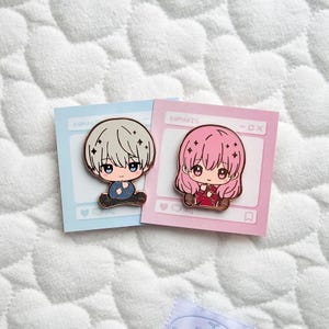 A Sign of Affection Chibi Hug Enamel Pins – Yuki & Itsuomi Fanmade Shoujo Couple, Anime Romance Gift