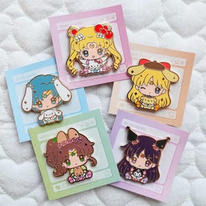 Magical Girl Emaille Pin – Chibi Hug Moonie Fan Art, süßes Kawaii Anime Sammlerstück für Magical Girl & Anime Pin Liebhaber