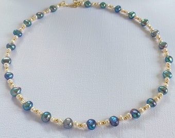 Färgat barockt sötvattenspärlhalsband, pärlchoker, halsband i blått guld och vitt, halsband med unik design, bröllopssmycken