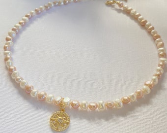 Collier élégant de perles d'eau douce avec pendentif boussole en zircone, tour de cou en perles baroques, bijoux faits à la main