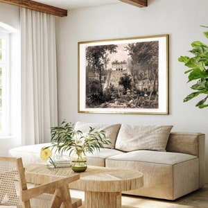 K&ouml;nnte beinhalten: Ein Vintage-Druck in Sepia-T&ouml;nen einer Maya-Pyramide, umgeben von &uuml;ppigem Gr&uuml;n. Der Druck ist in einem goldenen Rahmen gerahmt und h&auml;ngt an einer wei&szlig;en Wand &uuml;ber einem beigen Sofa.