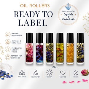 Puede incluir: Seis botellas de aceite en roll-on con tapas negras, llenas de botánicos coloridos. El texto "OIL ROLLERS READY TO LABEL" está en la parte superior. Las botellas están etiquetadas como "Natural Ingredients", "Crystals & Botanicals", "Pre-Diluted & Ready to Use" y "Perfect for On-The-Go". Cada botella es de 10 ml.