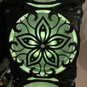 Puede incluir: Juego de tres tazas de cerámica con acabado mate moteado. Cada taza presenta un color diferente: azul claro, crema y gris. Las tazas tienen un diseño simple y moderno y un asa cómoda.