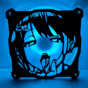 Può includere: Una silhouette in bianco e nero di un viso con una luce blu che brilla attraverso il ritaglio. La bocca della persona è aperta e la sua lingua sporge.