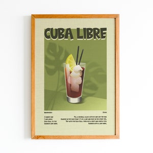 Puede incluir: Un póster enmarcado con fondo verde y el texto "CUBA LIBRE" en negrita, en color negro. Una ilustración de un cóctel Cuba Libre con una rodaja de lima, cubitos de hielo y dos pajitas se encuentra en el centro del póster. Los ingredientes y las instrucciones para hacer el cóctel se enumeran debajo de la ilustración.