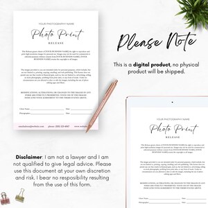 Pode incluir: Um formul&aacute;rio de libera&ccedil;&atilde;o de fotos imprim&iacute;vel com o texto "Photo Print Release" em um esquema de cores rosa e branco. O formul&aacute;rio inclui uma cl&aacute;usula de isen&ccedil;&atilde;o de responsabilidade que indica que o usu&aacute;rio n&atilde;o &eacute; advogado e n&atilde;o pode fornecer aconselhamento jur&iacute;dico. O formul&aacute;rio tamb&eacute;m inclui uma nota que indica que este &eacute; um produto digital e que nenhum produto f&iacute;sico ser&aacute; enviado.