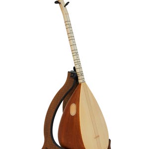 Baglama turco a manico corto / Finitura mogano opaco / Fatto a mano dal maestro Orhun / Ricco suono folk / Custodia morbida gratuita
