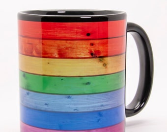 Taza Orgullo LGBTQ+ con aspecto de madera