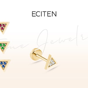 Può includere: Orecchino a lobo in oro a forma di triangolo con una fila di piccoli zirconi cubici trasparenti. L'orecchino è mostrato su uno sfondo bianco con il testo "ECITEN Fine Jewelry" sullo sfondo.