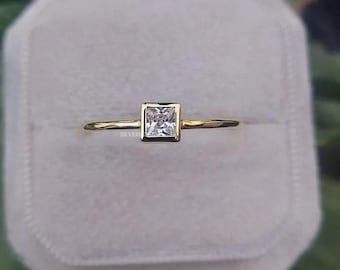 Anillo de compromiso minimalista de plata de ley con circonitas cúbicas de corte princesa hecho a mano.