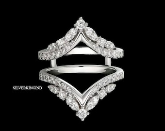 Anillo de moissanita en plata de ley con chevron: banda protectora
