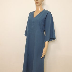 Elegant women&#39;s midi summer dress with short sleeves and V-neck, casual dress with wide sleeves