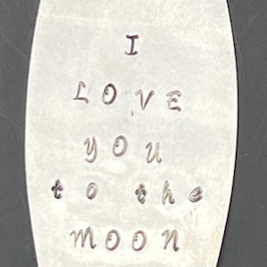 Versilbertes Löffelchen mit Lesezeichen: I Love You to the Moon and Back