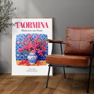 Taormina (Sicilia, Italia) Mercato dei Fiori, ramo de buganvillas en jarrón de mayólica, póster impreso sobre pared