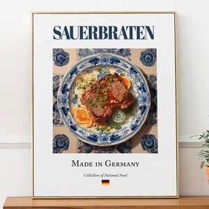 Sauerbraten su piatto di maiolica, poster con stampa artistica da parete con cibo tradizionale tedesco, decorazione per cucina e bar, regalo per gli amanti del cibo