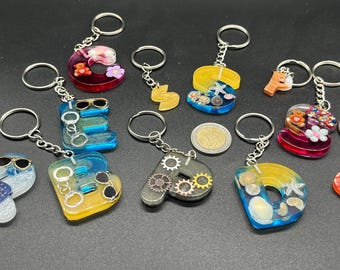 Porte-clés personnalisés avec initiales en résine, fleurs séchées et nom | Idée cadeau unique | Avec crochet, pompon et breloques