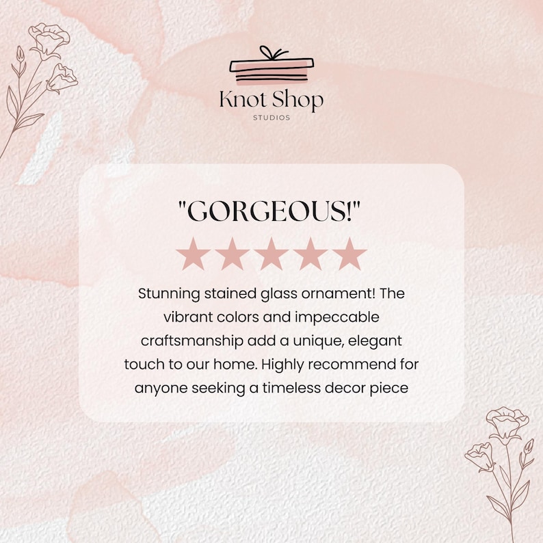 Puede incluir: Una rese&ntilde;a de un cliente para un adorno de vidrio tintado. La rese&ntilde;a dice "&iexcl;PRECIOSO!" e incluye cinco estrellas. El texto debajo de las estrellas dice "&iexcl;Impresionante adorno de vidrio tintado! Los colores vibrantes y la impecable artesan&iacute;a a&ntilde;aden un toque &uacute;nico y elegante a nuestro hogar. Lo recomiendo encarecidamente a cualquiera que busque una pieza de decoraci&oacute;n atemporal."