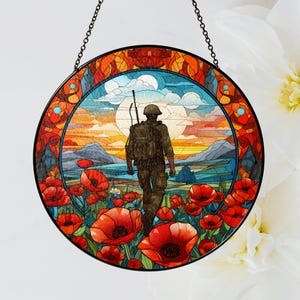 Dodenherdenking gebrandschilderd glas Suncatcher, opdat we niet vergeten Memorial opknoping, herdenkingsglas decor, eercadeau, Home Decor Ornament