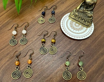 Spiral Ohrringe, Boho Ohrringe, Ohrringe mit Spiralanhänger, Ohrringe mit Edelstein Perlen, Hippie Ohrringe, Bronze Ohrringe