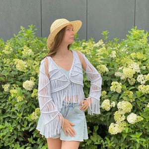 Handgefertigte Makramee Jacke mit Ärmeln | Boho Fransen Baumwoll Strickjacke | Festival Outfit Layer | Weißer Makramee Kimono Style Mantel