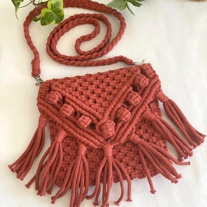 Sac à bandoulière en macramé terracotta | Porte-monnaie bohème tissé à la main à franges | Petit sac à bandoulière en coton | Accessoire de festival | Mini sac couleur terre