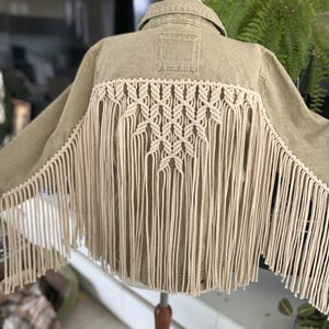 Makramee Fransen Jacke im Boho Cowboy Stil – Khaki Olivgrüne Jeansjacke mit Karamell Aufnäher – Ein Unikat – Größe S / EU 36