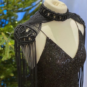 Spalline in macramè fatte a mano / Accessorio boho con frange nere