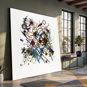 Op de afbeelding: Grote abstracte kunstprint met een witte achtergrond, met een kleurrijke compositie van geometrische vormen en lijnen. Het kunstwerk bevat rode, gele, blauwe en zwarte elementen, met cirkels, vierkanten en elkaar kruisende lijnen.