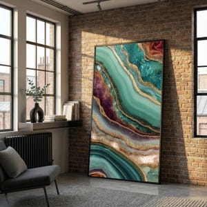Puede incluir: Gran impresión artística abstracta enmarcada con un diseño fluido en tonos turquesa, morado y dorado. La obra de arte tiene una apariencia marmolada con acentos de purpurina dorada, creando una estética lujosa y moderna. La impresión se exhibe en una habitación con paredes de ladrillo.
