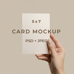 5x7 kaartmodel | Hand-holding kaartmodel | Verticale briefpapiermockup | Mockup voor huwelijksuitnodiging | 5x7 Photoshop-model | PS JPEG slim object
