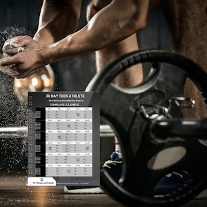 以下が含まれることがあります： ウェイトリフティングの準備をするウェイトリフターをフィーチャーしたフィットネスをテーマにした画像。「30 DAY TEEN ATHLETE」というタイトルのワークアウトプランが表示されています。画像には、ウェイトプレート付きのバーベルとワークアウトスケジュールのテンプレートが含まれています。
